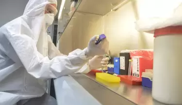 analisis-covid-coronavirus-paciente-doctor-muestra-revision-medica-2