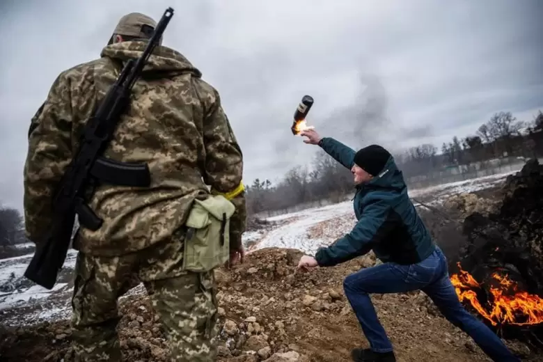Los expertos ucranianos le enseñan a civiles como arrojar bombas molotov