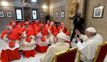 papa francisco con cardenales