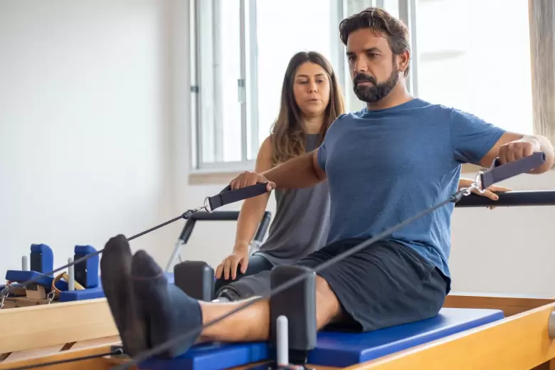 Personas haciendo pilates