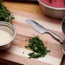 El truco infalible para que la tabla de cortar no se mueva mientras picás alimentos