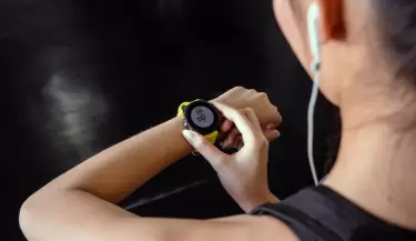 mujer-gimnasio-reloj-deportivo-inteligente