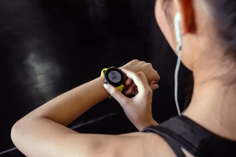 mujer-gimnasio-reloj-deportivo-inteligente