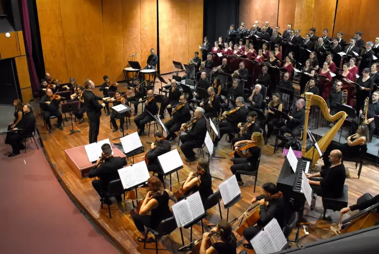 coro-universitario-de-mendoza-y-la-orquesta-sinfonica-de-la-uncuyo