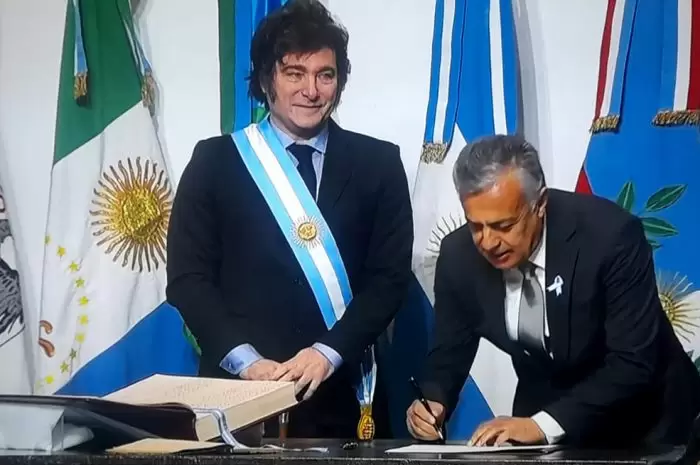 Cornejo firma el Pacto de Mayo