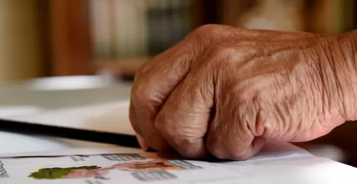 Cuatro consejos para prevenir estafas virtuales en adultos mayoresancianos-700x360