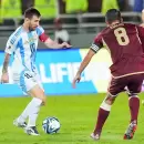 (Videos) En una cancha imposible, Argentina igual� ante Venezuela y sigue como �nico l�der