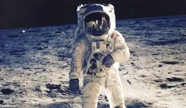 mujer en la luna