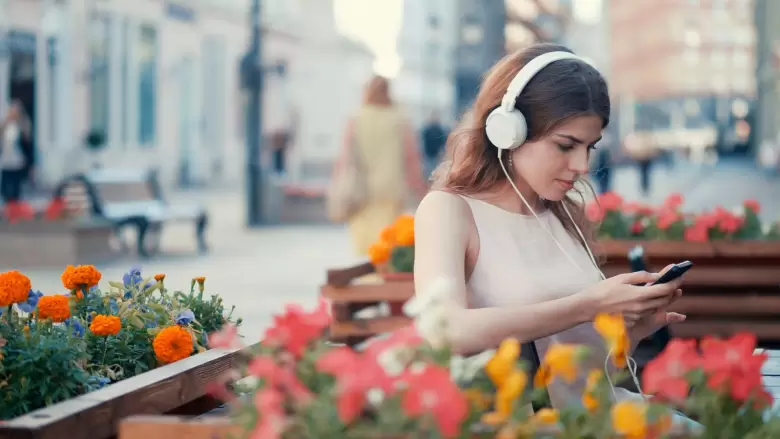 chica escuchando música