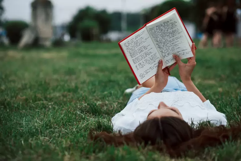 mujer leyendo