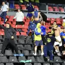 (Videos) Serios disturbios en el partido de Boca y Gimnasia: Riquelme tuvo que calmar la situación