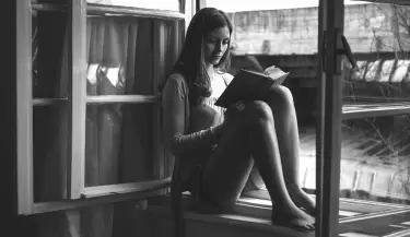 mujer leyendo