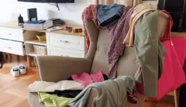 ropa silla desorden