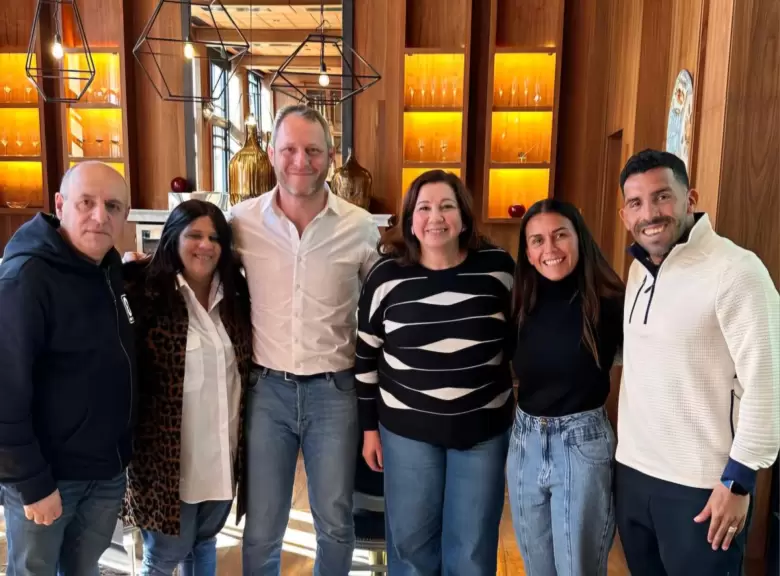 daniel piacent, silvia tallarico, marcelo minuchi, maria sance, vanesa mansilla y carlos tevez
