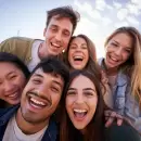 Las personas felices repiten estas cinco palabras, según la inteligencia artificial