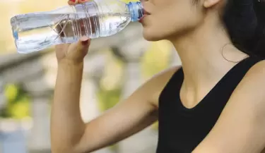 limpiar la botella de agua
