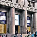 El Gobierno enfrenta vencimientos por $14 billones y lanza nuevos bonos para atraer a los inversores