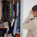 El significado oculto de tener ropa sin usar en el placard, según la psicología