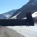 (Video) Un camión volcó en alta montaña y causó inconvenientes en el tránsito