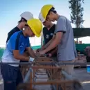 Alumnos de escuelas técnicas mendocinas colaboran en la construcción de aulas