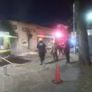 El incendio en la mueblería de Capital dejó un bombero herido: Identificaron a los detenidos