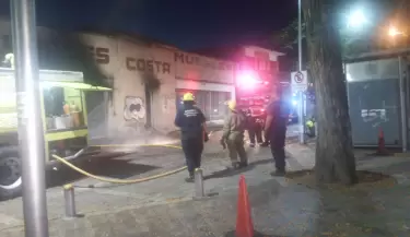 Bomberos lograron controlar el incendio para que no se extienda a las viviendas 