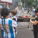 Todo el colorido y la comida de cancha en La Boca, en la previa del duelo entre Argentina y Perú