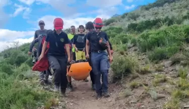 El equipo de rescate durante el descenso con la camilla- Foto: Polic�a de Mendoz