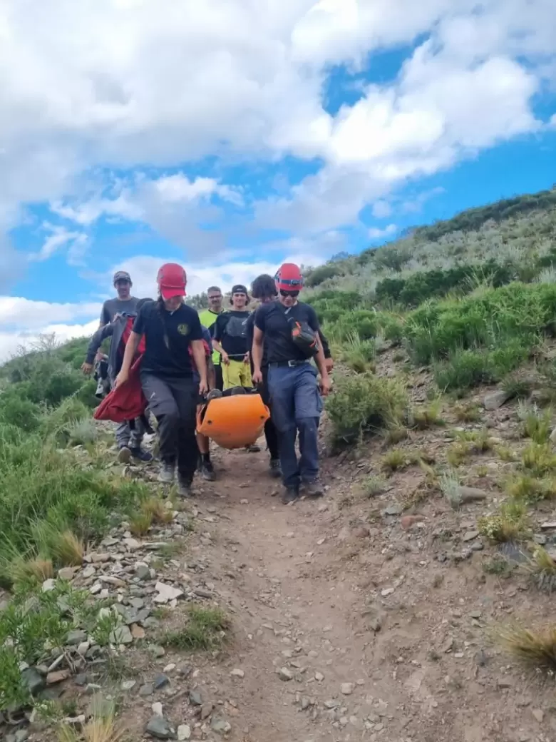 El equipo de rescate durante el descenso con la camilla- Foto: Polic�a de Mendoza
