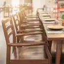 Qué significa elegir siempre el mismo lugar en la mesa, según la psicología