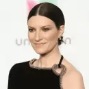 Video: Así fue la dolorosa caída de Laura Pausini en pleno show que preocupó al público