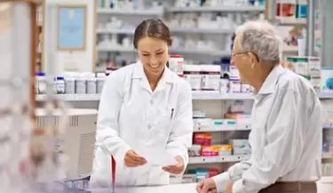 ancianos en farmacia