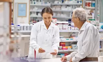 ancianos en farmacia