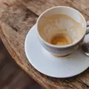 Qué significa dejar siempre un poco de bebida en la taza, según la psicología