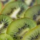 Oro verde: el kiwi, la fruta rica en potasio que mejora el colágeno y ayuda a bajar de peso