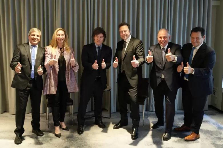Mili junto a Elon Musk, Karina Milei, Caputo y Reidel.