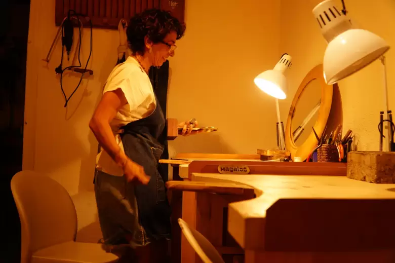 maga pregal trabajando en su taller en el relicario de carlo acutis
