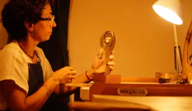maga pregal trabajando en su taller en el relicario de carlo acutis