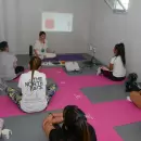 Mujeres privadas de libertad participan en un programa de yoga y bienestar
