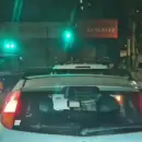 (Video) Irresponsabilidad al volante: Conduc�a mirando el partido de Independiente Rivadavia