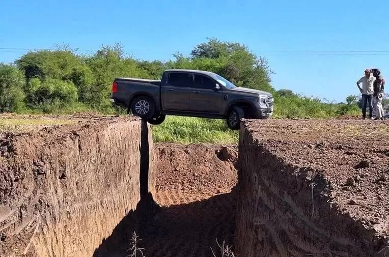Camioneta en una zanja