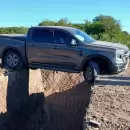 (Video) Una obra mal señalizada provocó que su camioneta quedara colgando en una zanja