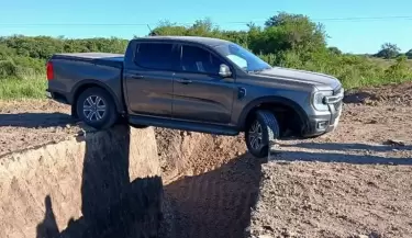 Camioneta en una zanja