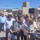 (Video) Romántico: Le propuso casamiento a su pareja en plena entrega de viviendas en Las Heras