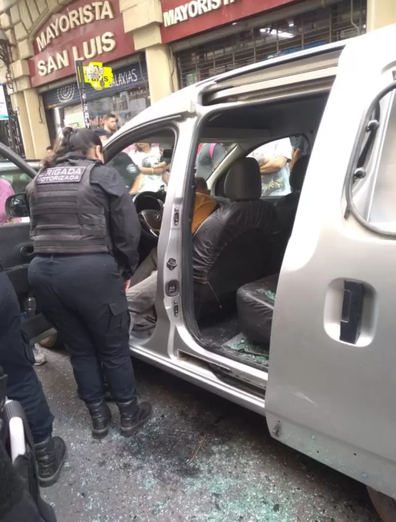 Nuevo caso de un perro encerrado en un auto causa indignaci�n.