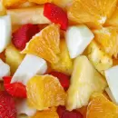 Ensalada de frutas navideña: un postre fresco y saludable para estas fiestas