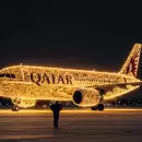 Qatar Airways deslumbra con un avión navideño con efectos especiales