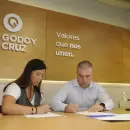 Mendoza firma convenios para obras de urbanización en Godoy Cruz, La Paz y San Carlos