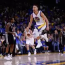 (VIDEO) Curry deslumbra con una jugada de fantas�a y los Warriors vencen a los Suns