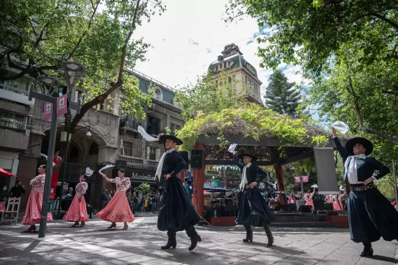 ciudad peatonal bailarines